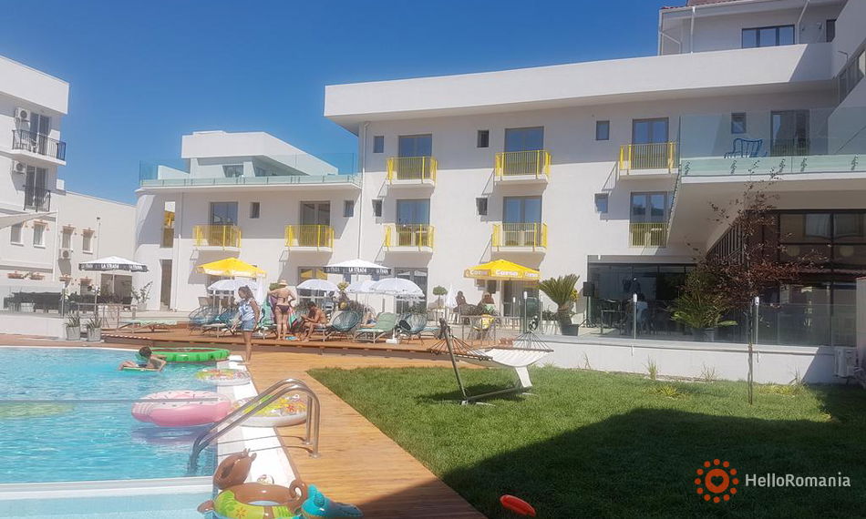 Visit Nayino Mamaia-Sat Gallery Nayino Mamaia-Sat